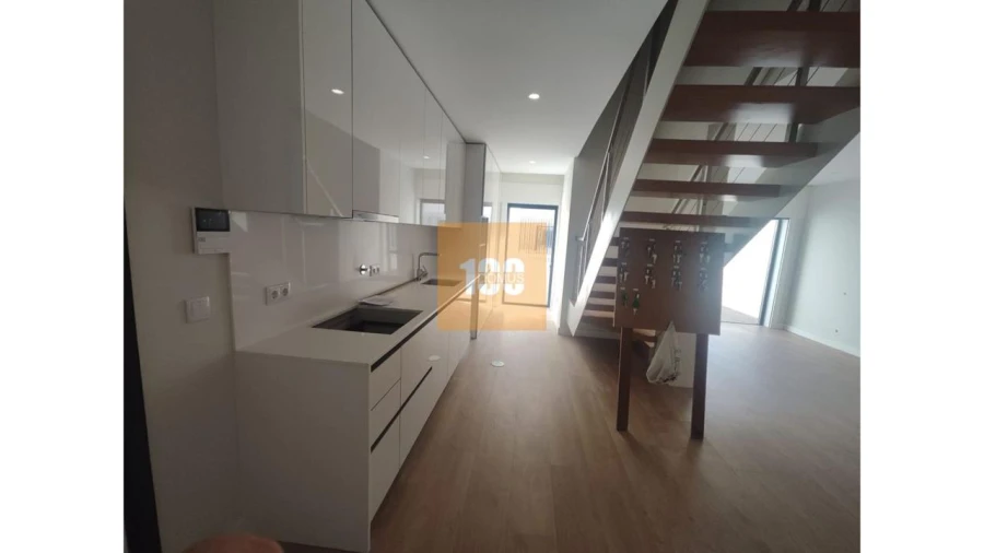 Apartamento T2 para Venda em Espinho Foto 3