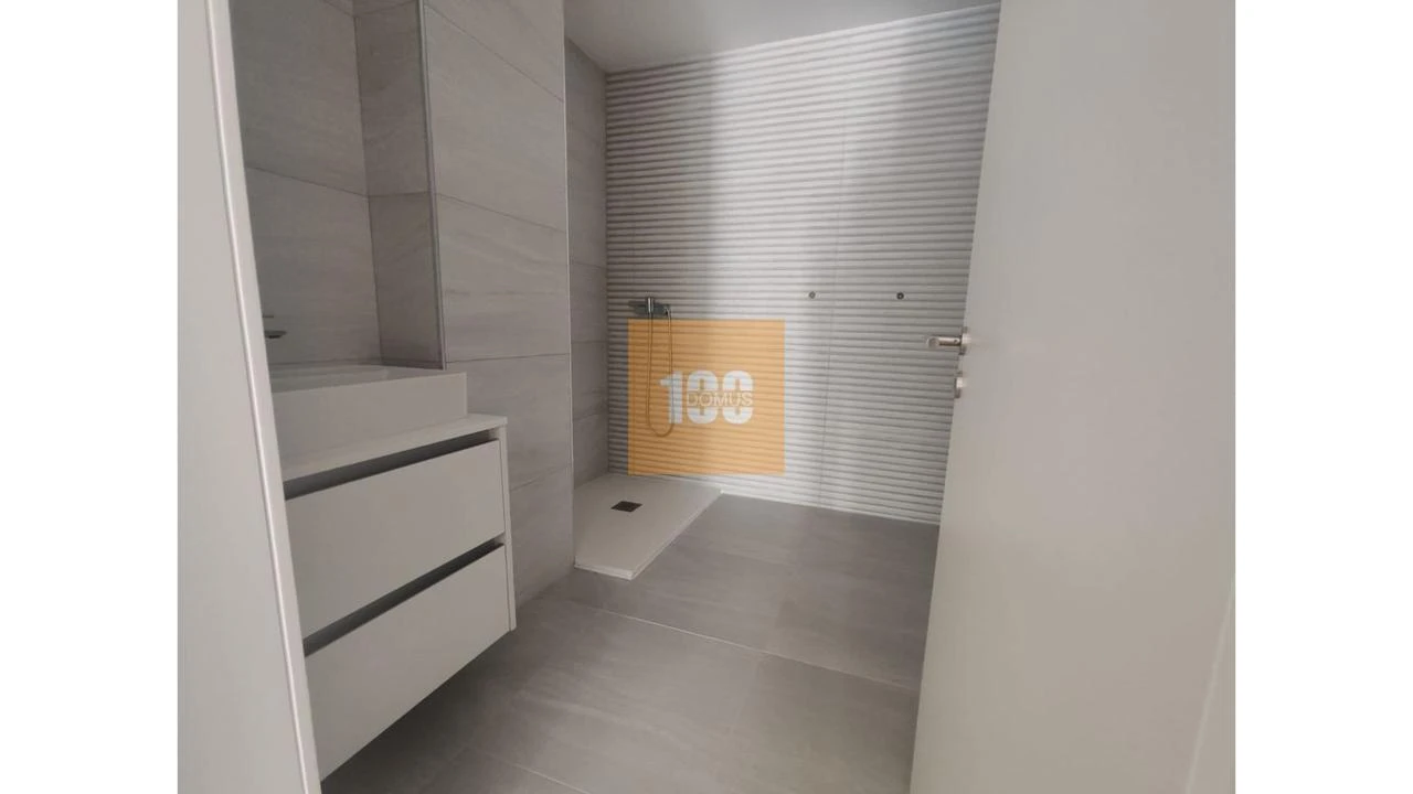 Apartamento T2 para Venda em Espinho Foto 9