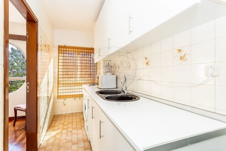 Apartamento T2 para Venda em Areeiro Foto 6
