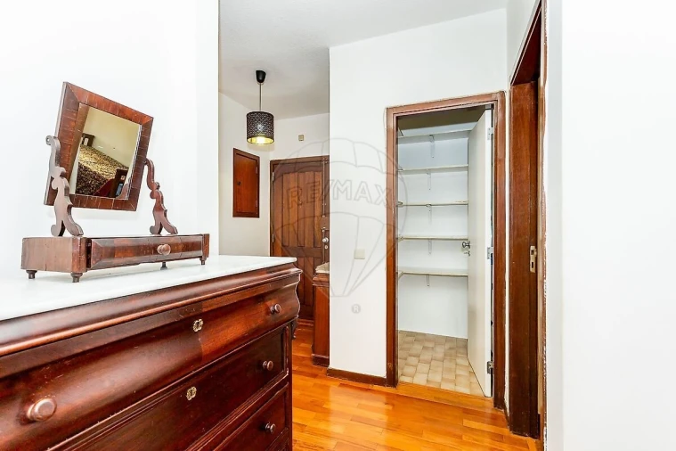 Apartamento T2 para Venda em Areeiro Foto 9