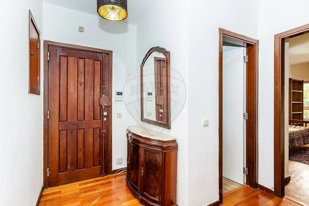 Apartamento T2 para Venda em Areeiro Foto 2