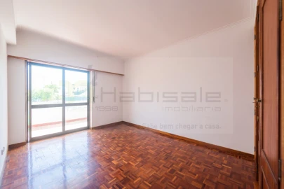 Apartamento T3 para Venda em Carcavelos e Parede
