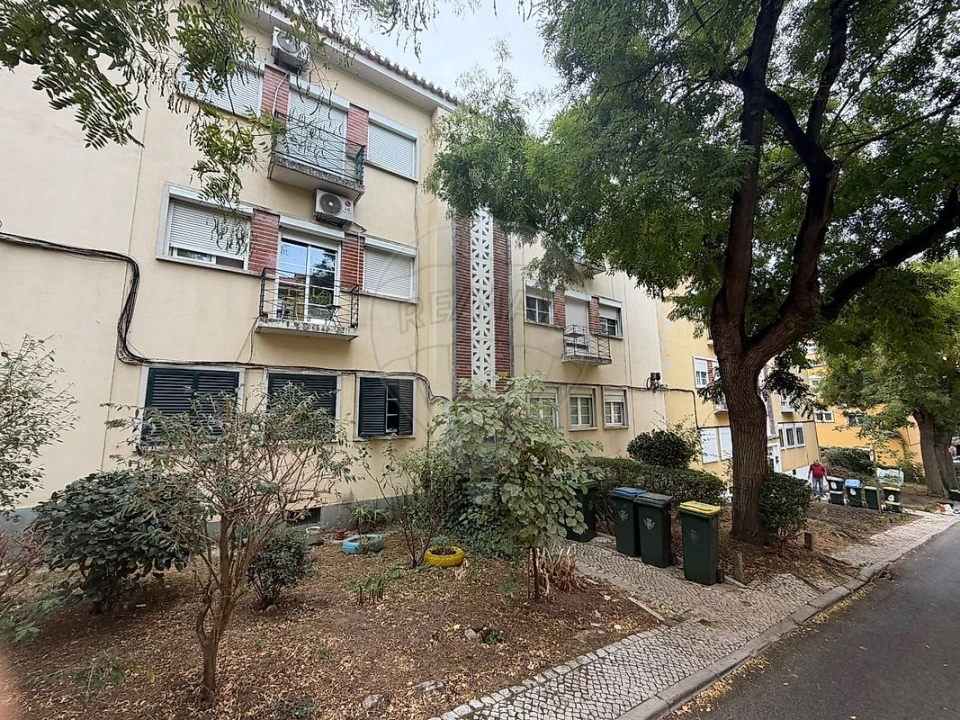 Apartamento T2 para Venda em Alvalade Foto 3
