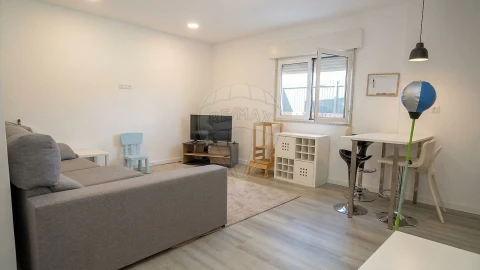 Apartamento T2 para Venda em Ramada e Caneças