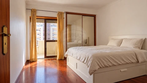 Apartamento T3 para Venda em Ramada e Caneças
