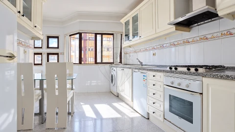 Apartamento T3 para Venda em Ramada e Caneças
