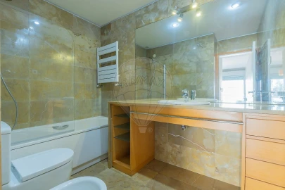 Apartamento T2 para Arrendamento em Nogueira e Silva Escura