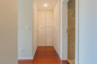 Apartamento T2 para Arrendamento em Nogueira e Silva Escura