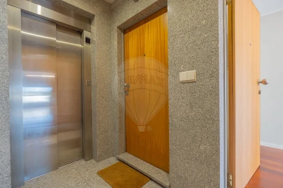 Apartamento T2 para Arrendamento em Nogueira e Silva Escura