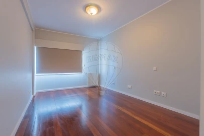 Apartamento T2 para Arrendamento em Nogueira e Silva Escura