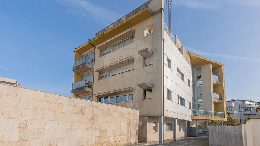 Apartamento T2 para Arrendamento em Nogueira e Silva Escura