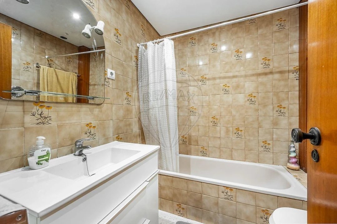 Apartamento T2 para Venda em Caldelas Foto 11