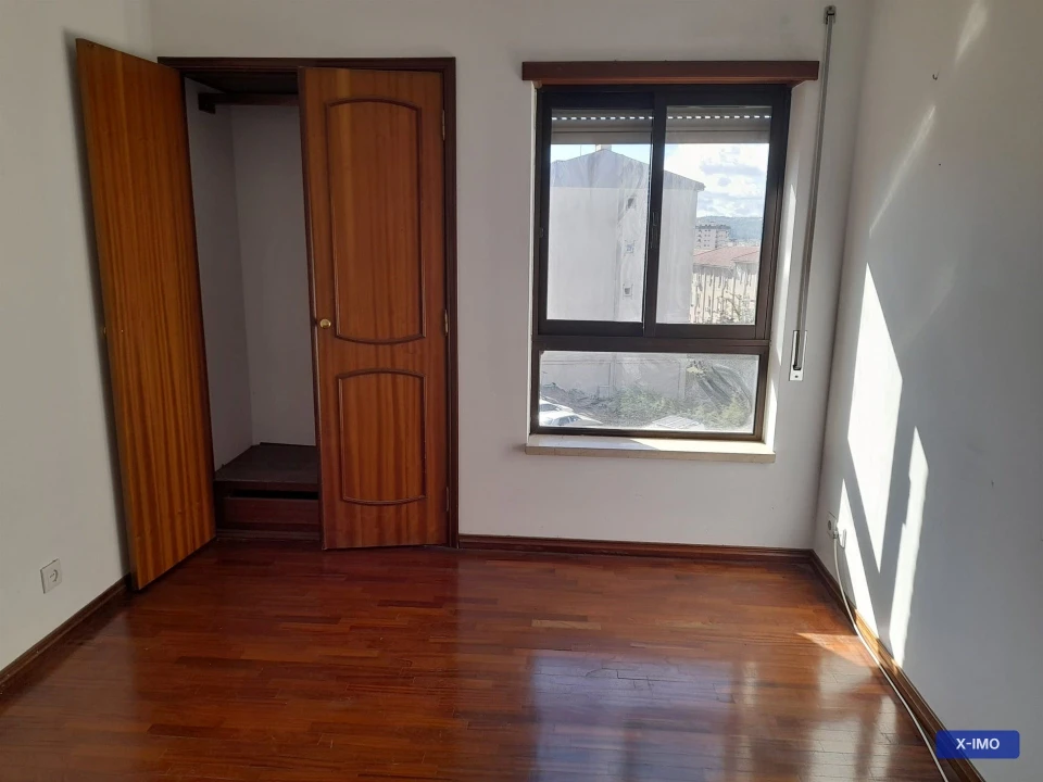 Apartamento T2 para Arrendamento em Santo Antonio dos Olivais Foto 10