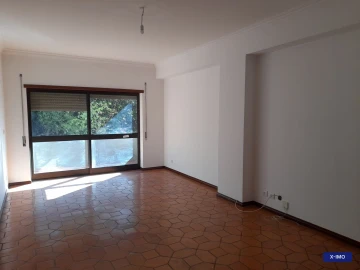 Apartamento T2 para Arrendamento em Santo Antonio dos Olivais