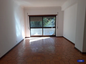 Apartamento T2 para Arrendamento em Santo Antonio dos Olivais