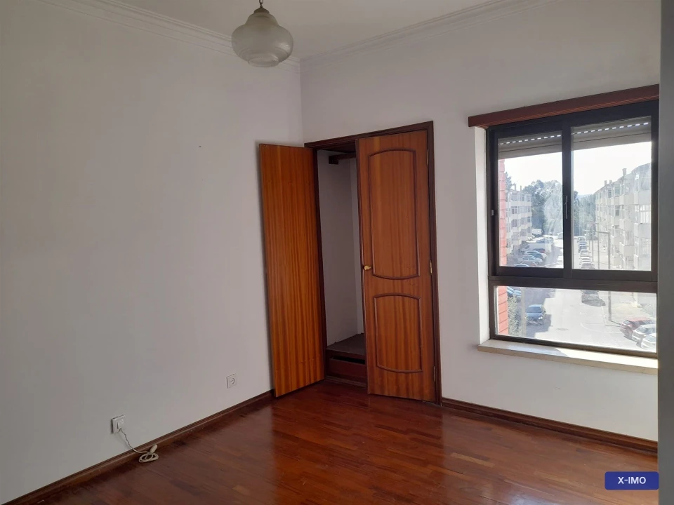 Apartamento T2 para Arrendamento em Santo Antonio dos Olivais Foto 9