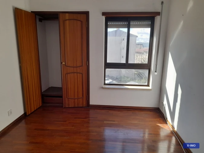 Apartamento T2 para Arrendamento em Santo Antonio dos Olivais Foto 10