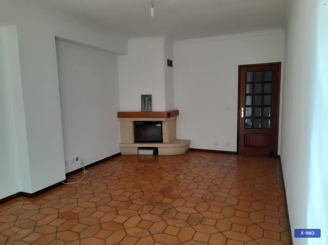 Apartamento T2 para Arrendamento em Santo Antonio dos Olivais Foto 4