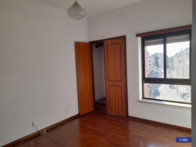 Apartamento T2 para Arrendamento em Santo Antonio dos Olivais Foto 9