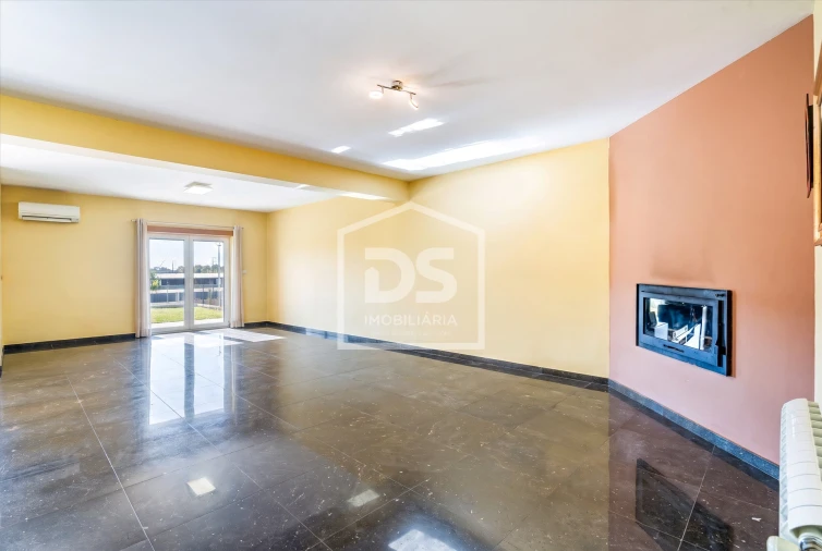 Moradia T4 para Venda em Canas de Senhorim Foto 2