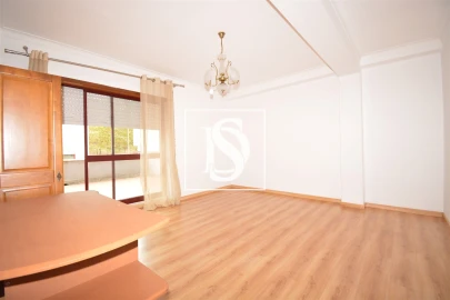 Apartamento T2 para Venda em Sé, Santa Maria e Meixedo
