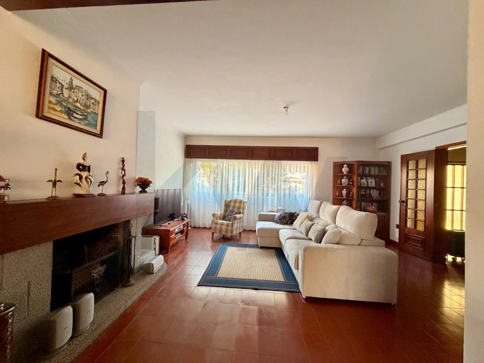 Moradia T4 para Venda em Algés, Linda-A-Velha e Cruz Quebrada-Dafundo Foto 1