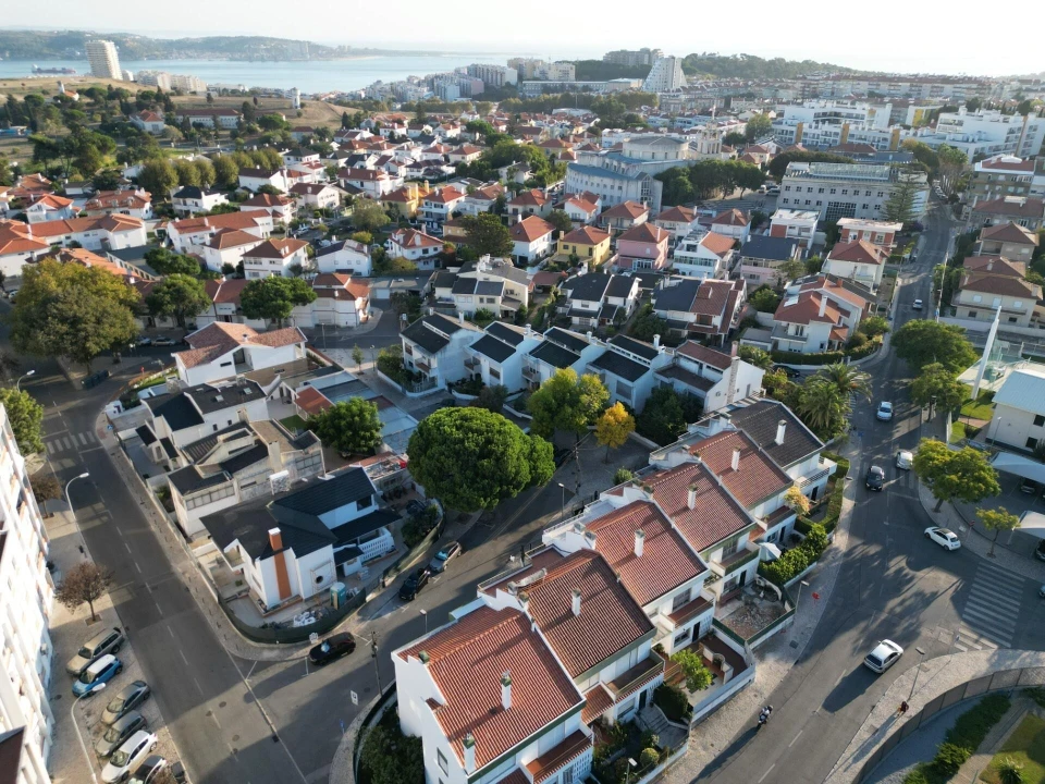 Moradia T4 para Venda em Algés, Linda-A-Velha e Cruz Quebrada-Dafundo Foto 2
