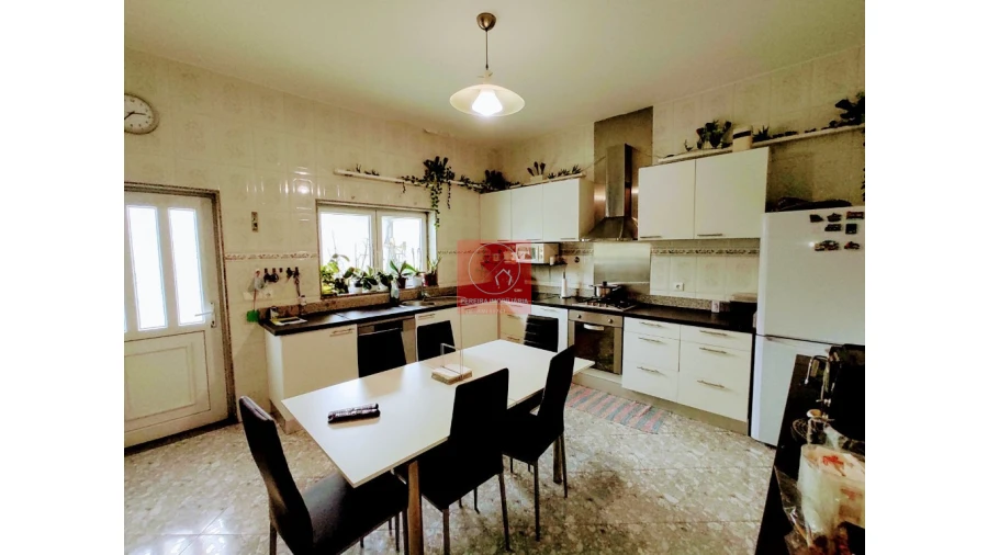 Moradia T4 para Venda em Rio Mau e Arcos Foto 3