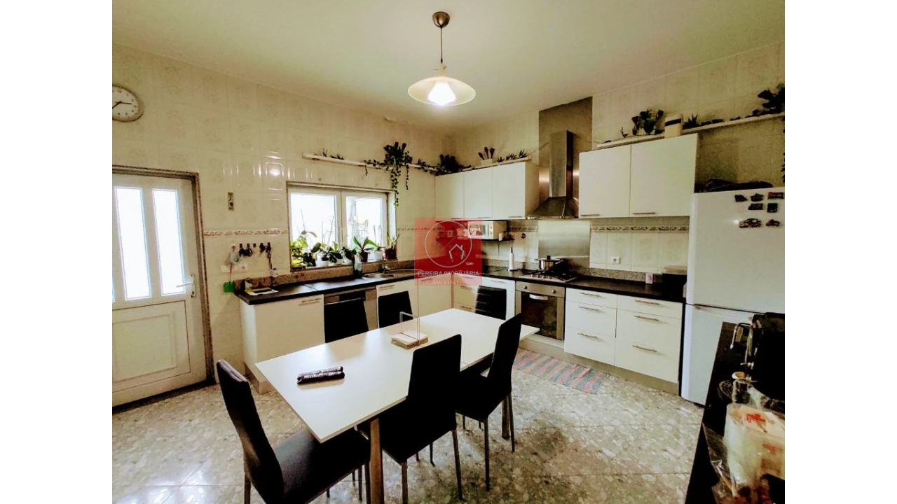 Moradia T4 para Venda em Rio Mau e Arcos Foto 3