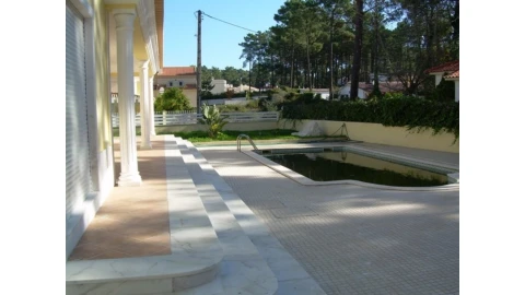 Moradia T5 para Venda em Corroios