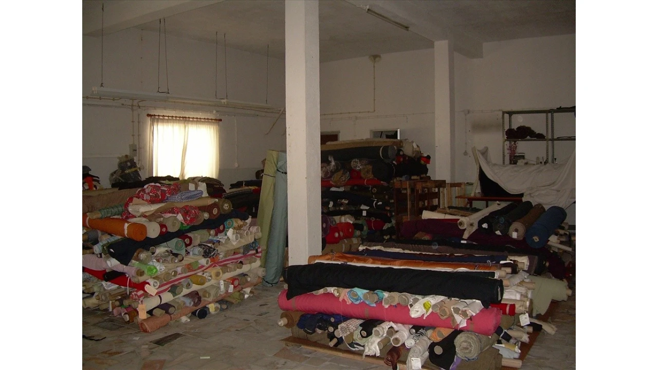 Armazém para Venda em Charneca de Caparica e Sobreda Foto 1