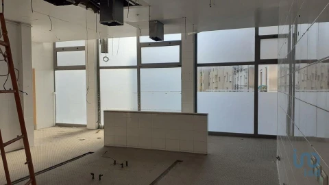 Loja para Arrendamento em Requeixo, Nossa Senhora de Fátima e Nariz