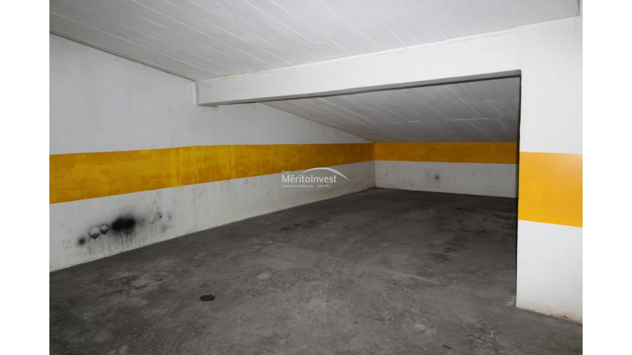 Garagem para Venda em Antas e Abade de Vermoim Foto 1