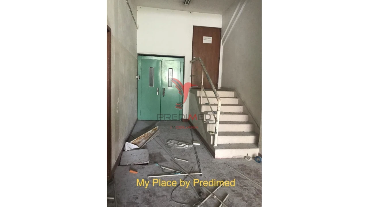 Armazém para Venda em Milheiros Foto 5