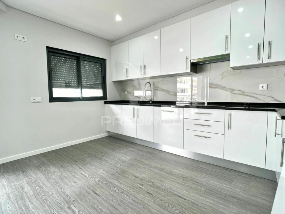 Apartamento T3 para Venda em Quelfes Foto 2