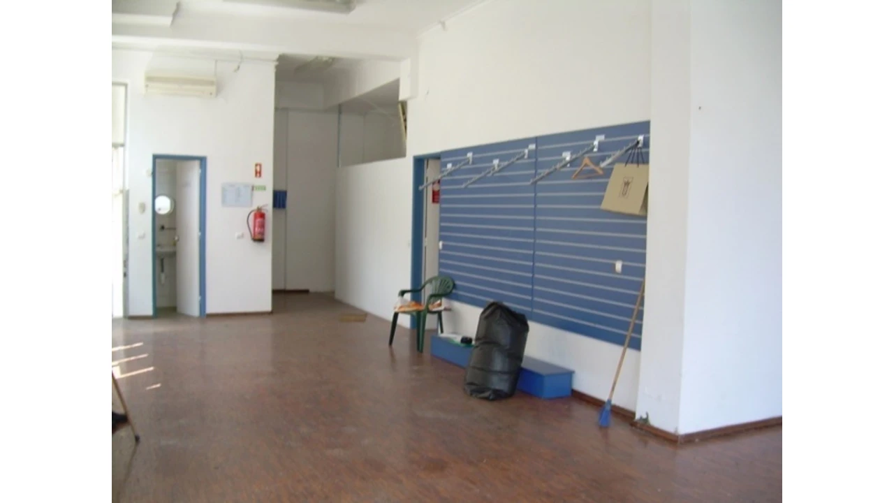 Loja para Venda em Almada, Cova da Piedade, Pragal e Cacilhas Foto 2