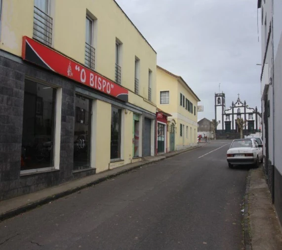 Loja para Arrendamento em Arrifes Foto 4