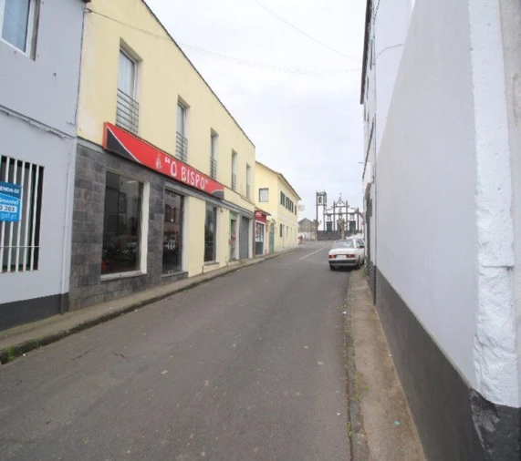 Loja para Arrendamento em Arrifes Foto 3