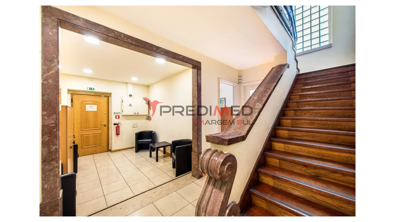 Moradia T5 para Venda em Alvalade Foto 8