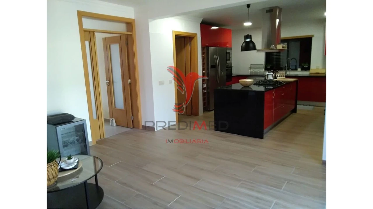 Moradia T4 para Venda em Quelfes Foto 4