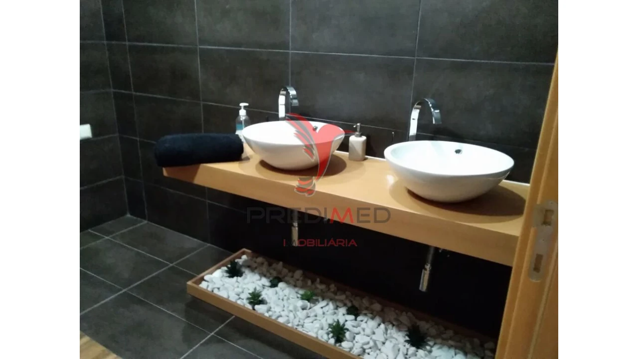 Moradia T4 para Venda em Quelfes Foto 12