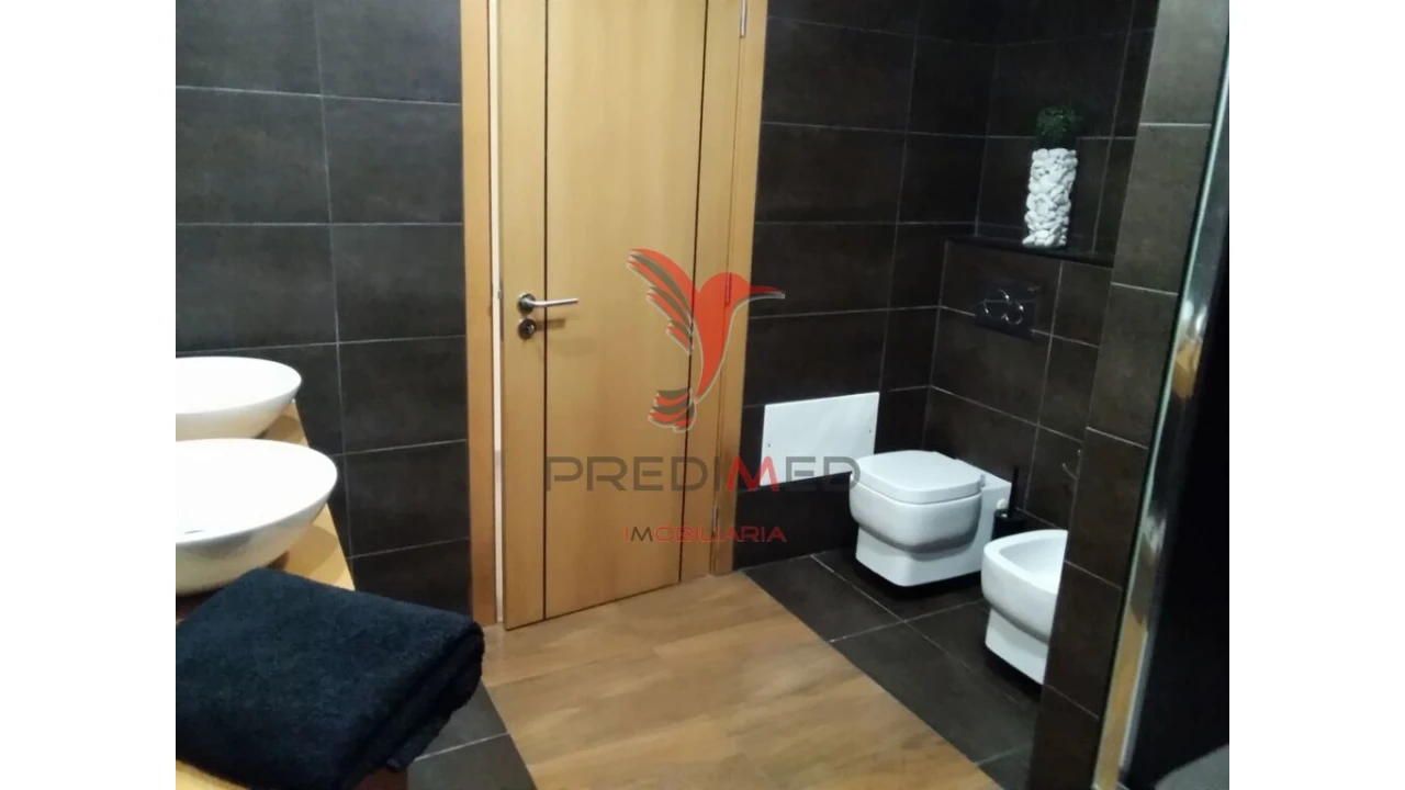 Moradia T4 para Venda em Quelfes Foto 13