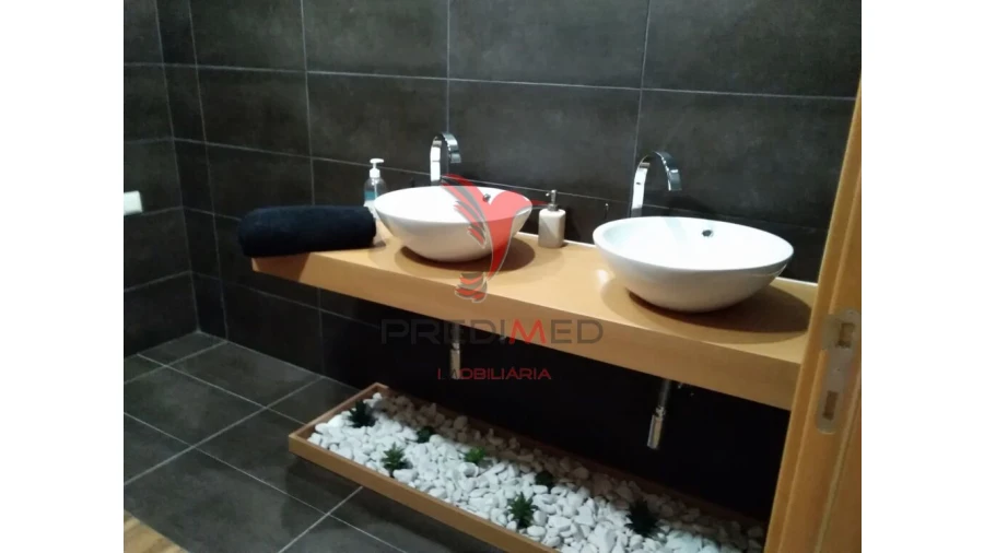 Moradia T4 para Venda em Quelfes Foto 12