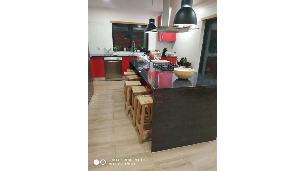 Moradia T4 para Venda em Quelfes Foto 5