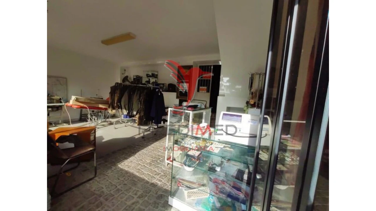 Armazém para Venda em Caxarias Foto 3