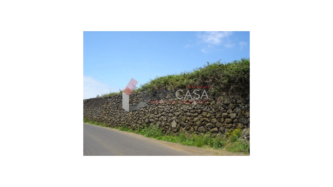 Terreno para Venda em Praia da Vitoria (Santa Cruz) Foto 1