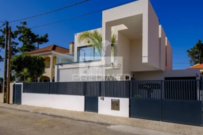 Moradia T4 para Venda em Charneca de Caparica e Sobreda