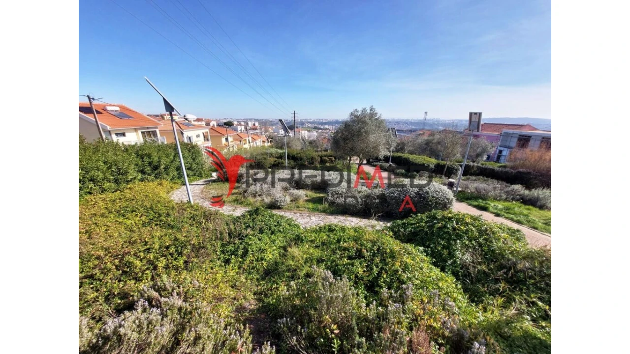Terreno para Venda em Pontinha e Famões Foto 8