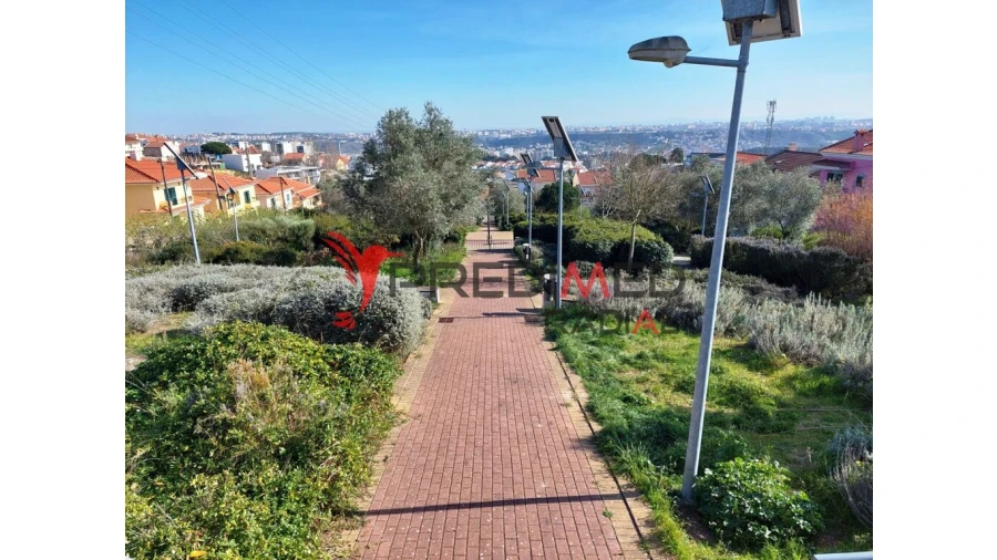 Terreno para Venda em Pontinha e Famões Foto 7
