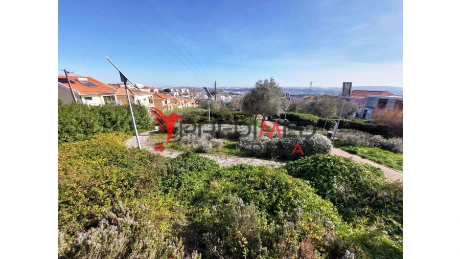 Terreno para Venda em Pontinha e Famões Foto 8
